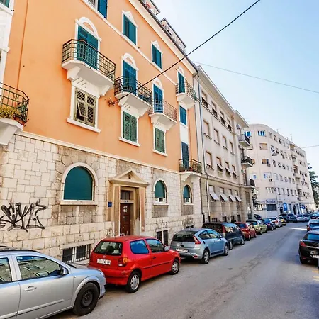 Blue Pearl-split Town Center Apartment *